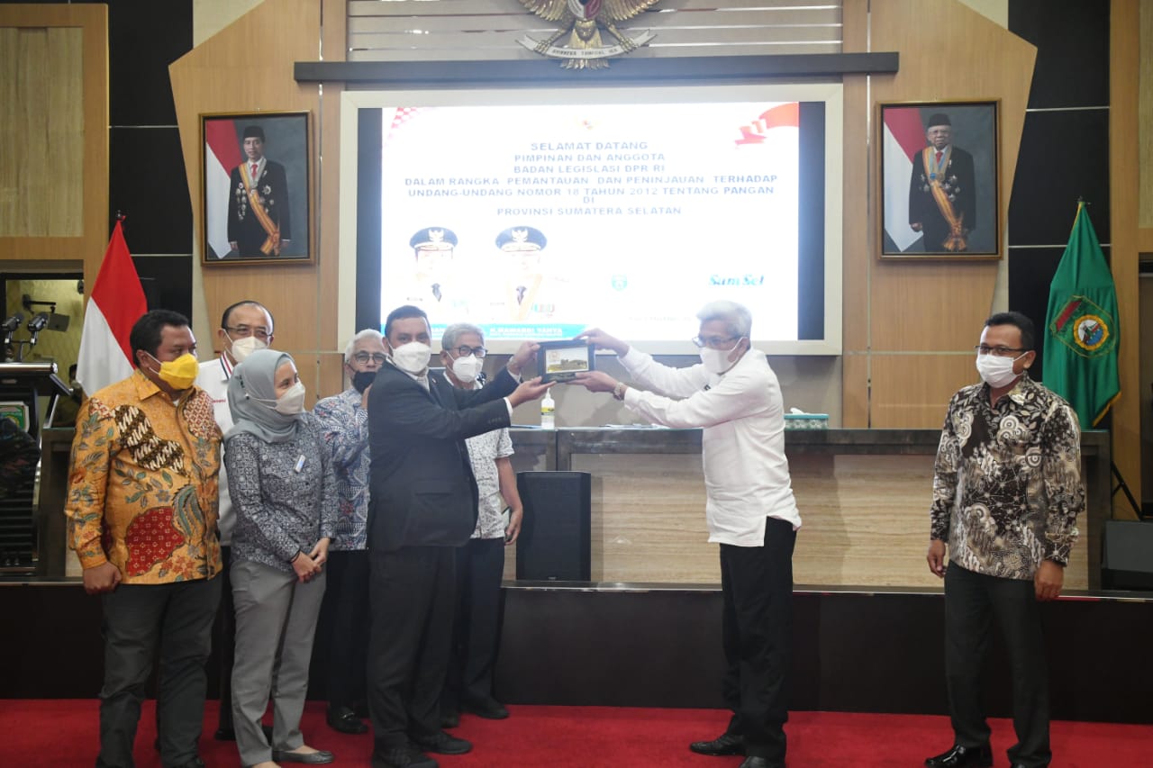 Wakil Gubernur (Wagub) Sumsel H. Mawardi Yahya menerima agenda kunjungan kerja (kunker) Pimpinan dan Anggota Badan Legislasi DPR RI