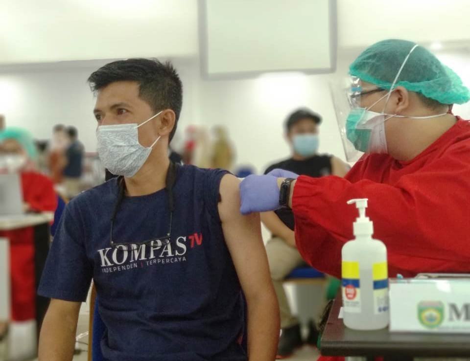 Salah satu jurnalis media televisi di Sumsel menjalani vaksinasi Covid-19 di Palembang