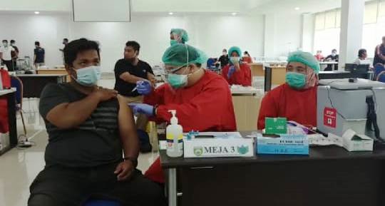Salah satu jurnalis media online di Sumsel menjalani vaksinasi Covid-19 di Palembang