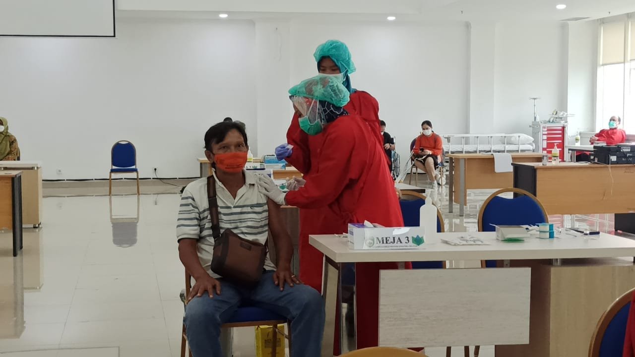 Salah satu jurnalis televisi di Sumsel menjalani vaksinasi Covid-19 di Palembang