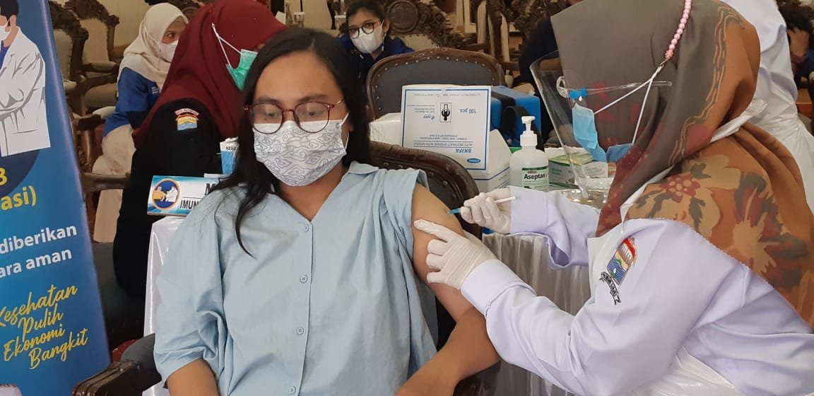 Salah satu jurnalis media cetak di Sumsel menjalani vaksinasi Covid-19 di Palembang