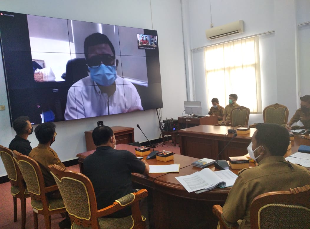 Pemerintah Kabupaten Ciamis mengikuti rapat Perbaikan Data Nomor Induk Kependudukan (NIK) Keluarga Penerima Manfaat (KPM) Bantuan Sosial Kementrian Sosial RI bersama Kepala Dinas Sosial Provinsi Jawa Barat secara virtual di Ruang ULP Setda Ciamis. Senin (22/03/2021).