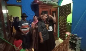 Terpilh Jadi Kades Margamulya, Enjen Dipakaikan Kalung Bakakak Ayam
