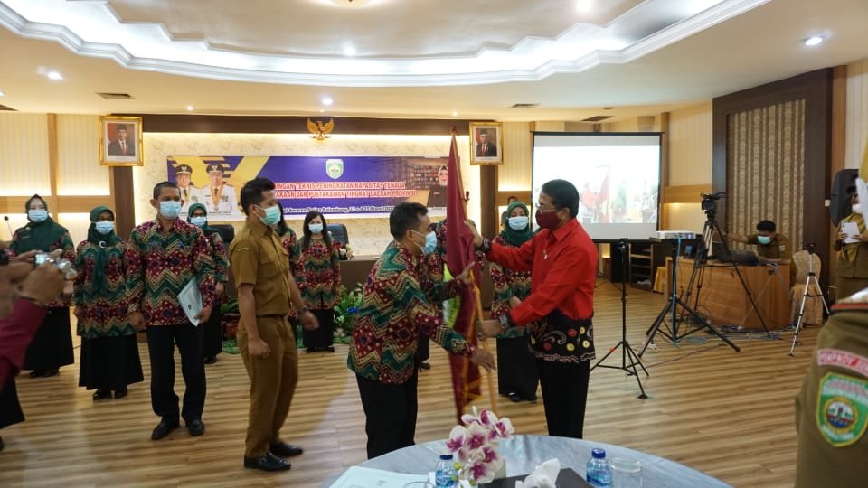 Kepala Dinas Perpustakaan Sumatera Selatan (Sumsel), Fitriana mengharidiri pelantikan Pengurus Daerah (PD) Ikatan Pustakawan Indonesia (IPI) Sumsel, yang dikukuhkan oleh Pengurus Pusat IPI, di Ballroom Hotel Swarna Dwipa, Palembang, Selasa (23/3/2021).