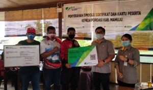 BPJS Ketenagakerjaan Sulbar Serahkan Sertifikat dan Kartu Peserta Kepada Pordasi Mamuju