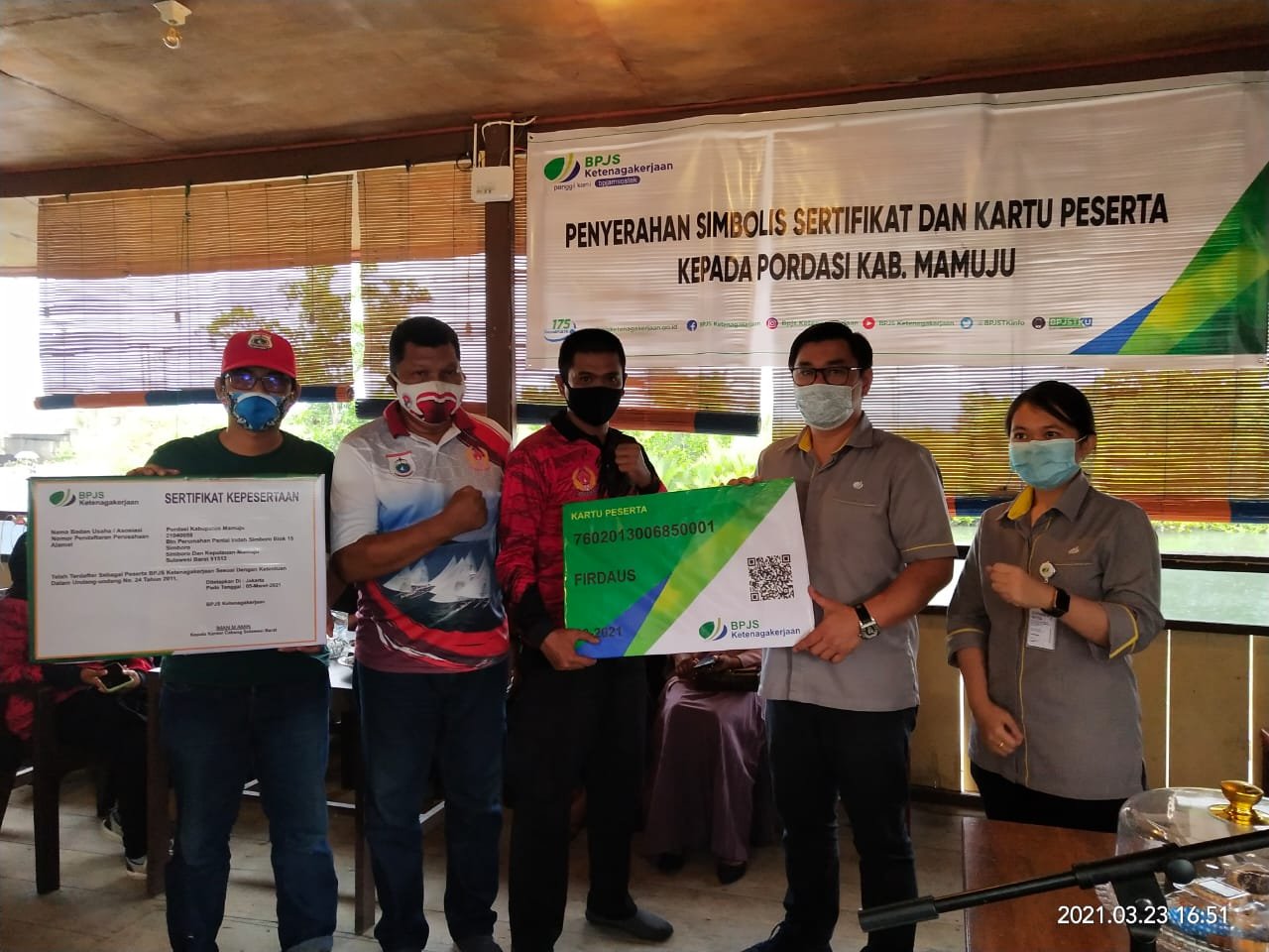 Penyerahan simbolis sertifikat dan kartu peserta kepada pengurus Pordasi Kabupaten Mamuju tersebut, di serahkan langsung oleh kepala Cabang Perwakilan BPJS Ketenagakerjaan Prov Sulbar, Iman, M. Amin, kepada ketua Pordasi Mamuju Firdaus, Selasa (23/3/2021).