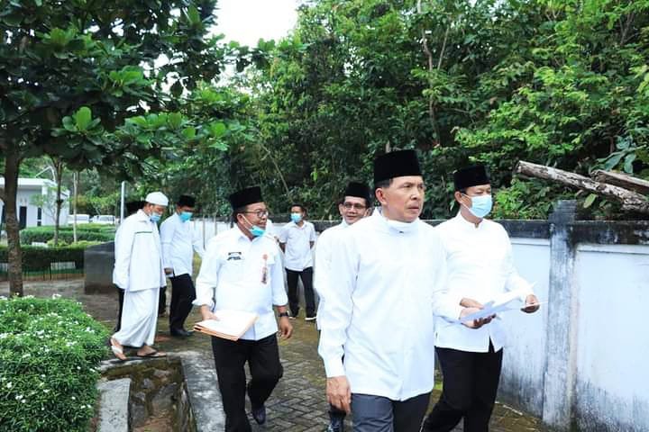 Wali Kota (Wako) Prabumulih Ir. H. Ridho Yahya MM didampingi Wakil Walikota Prabumulih H. Andriansyah Fikri, S.H, Menghadiri Acara Tabligh Akbar Peringatan Isra Mi'raj Nabi Muhammad SAW 1442 H / 2021 M bertempat di Pemakaman Umum Sungai Medang.