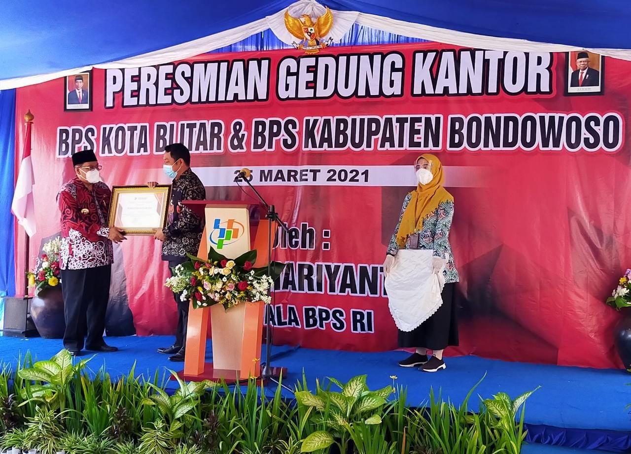 Wako Blitar Santoso menerima penghargaan peringkat ke-3 nasional dalam penyediaan atas Keberadaan Perwali dan Portal Satu Data Serta Aktivitas Forum Satu Data Indonesia oleh Kepala BPS RI Suhariyanto di Kantor BPS Kota Blitar, Kamis (25/3/2021) (Robby / Mattanews.co
