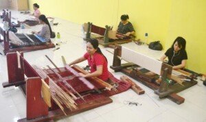 Berdayakan Perempuan dan Anak Putus Sekolah Lewat Songket, Ini yang Dilakukan Pertamina