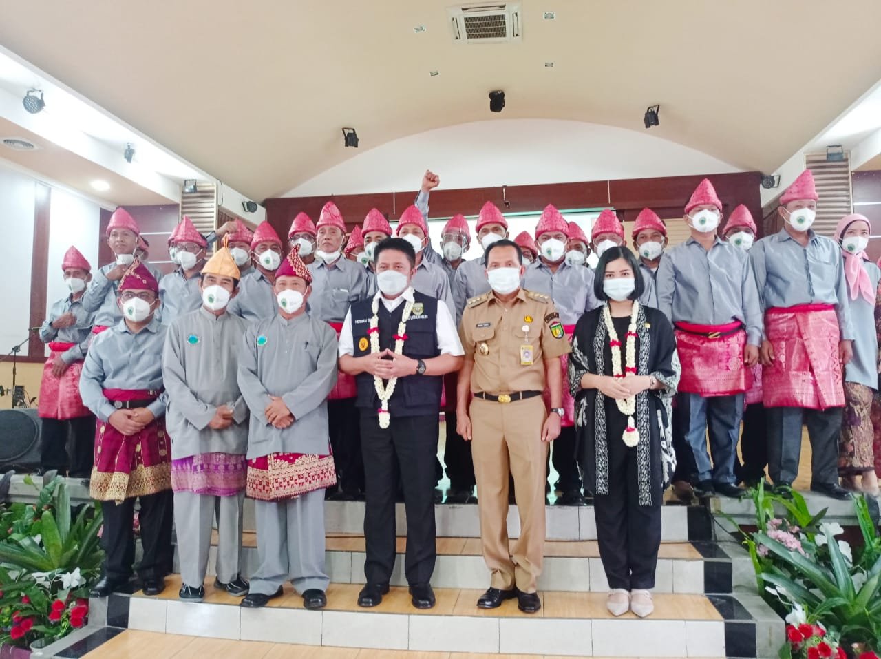 Gubernur Provinsi Sumatera Selatan (Sumsel) H. Herman Deru (HD) dan juga anggota DPR RI H. Percha Lianpuri menghadiri secara langsung pengkukuhan Dewan Pengurus FOKKU (Forum Komunikasi Keluarga Komering Ulu) Kota Prabumulih.