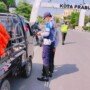 razia yang dipusatkan Tugu Air mancur ini bersamaan dengan penegakan Perwako 61 tentang larangan untuk kendaraan yang melintas dijalan kota, Selasa (30/3/2021).