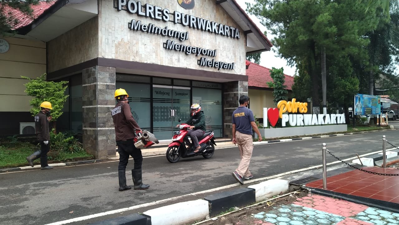 Kepolisian Resor Purwakarta melakukan pengasapan atau fogging, pada Selasa (30/3/2021).