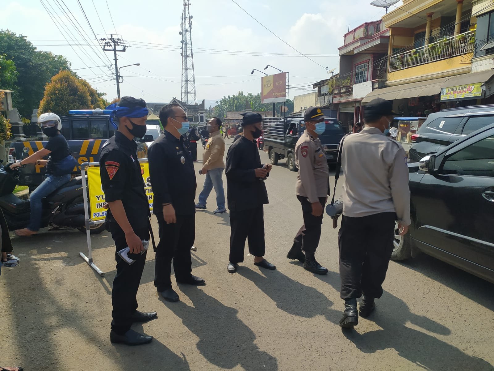Ormas Manggala Garuda Putih ( MGP ) PAC Sukatani Kabupaten Purwakarta dan DPC PPSI Plered gandeng Muspika Kecamatan Plered dalam kegiatan sosialnya membagikan 500 masker secara cuma-cuma kepada para pengguna jalan dan pejalan kaki.