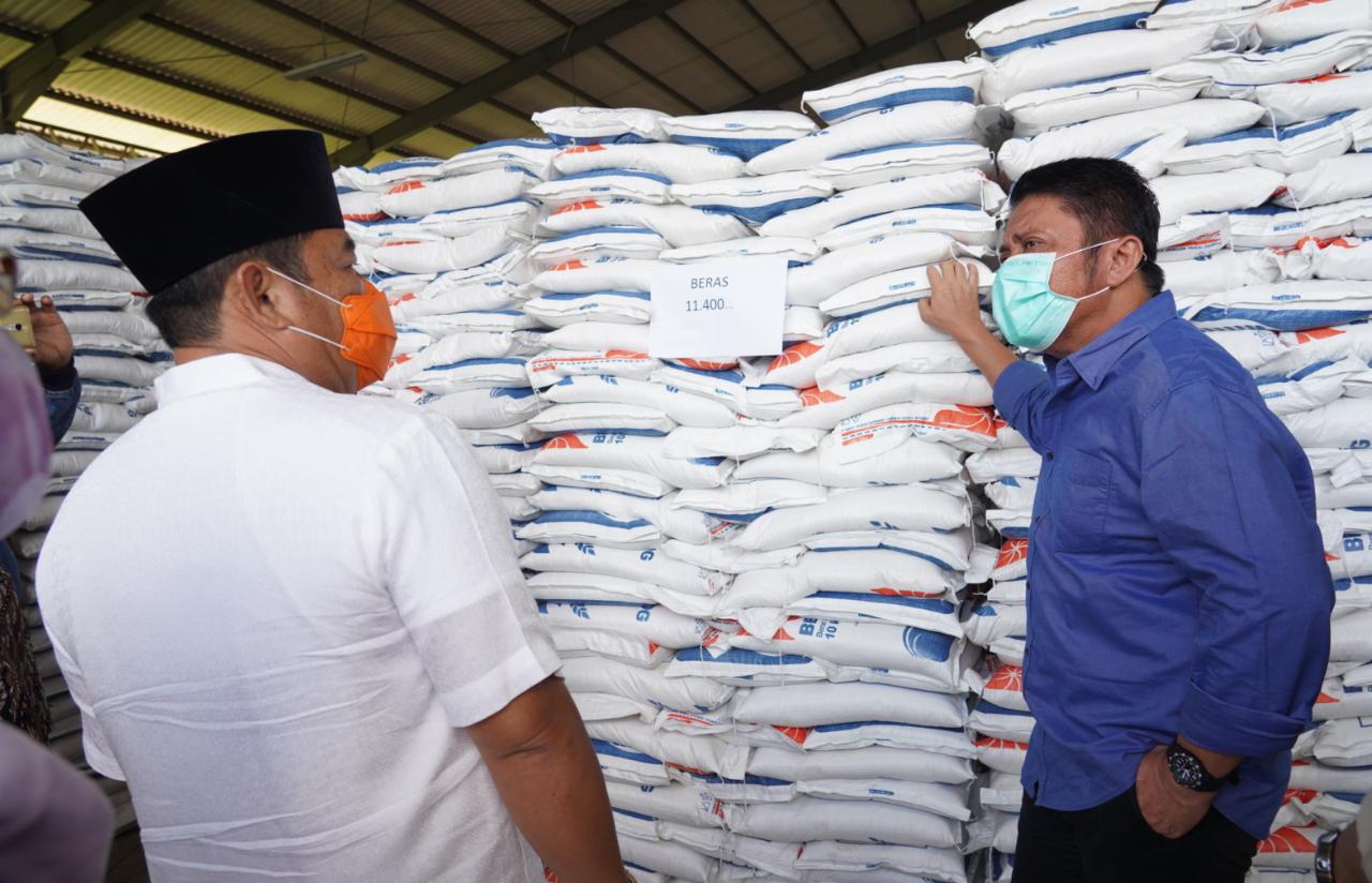 Gubernur Sumsel Herman Deru saat mengecek beras di salah satu gudang Bulog di Sumsel.