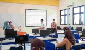 Uji Coba Pembukaan Sekolah Terbatas, Wagub DKI Ariza Tinjau SMKN 2 Jakarta Pastikan Berjalan Baik