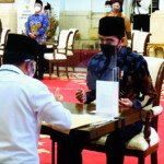 Presiden Jokowi Serahkan Zakat Sekaligus Luncurkan Gerakan Cinta Zakat