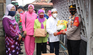 Bentuk Simpati Korban Kebakaran, Kapolsek dan Isteri Sambangi Kediaman Tabrani