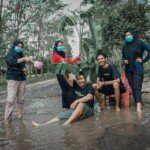 Protes Jalan Rusak, Warga dan Mahasiswa Ogan Ilir Mancing dan Mandi di Genangan Air Jalan Berlubang