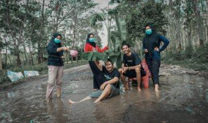 Protes Jalan Rusak, Warga dan Mahasiswa Ogan Ilir Mancing dan Mandi di Genangan Air Jalan Berlubang