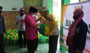 Wali Kota Blitar Serahkan 1.197 Paket Zakat PNS