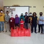 Wartawan Lingga Bagikan Takjil Ramadan di Panti Jompo