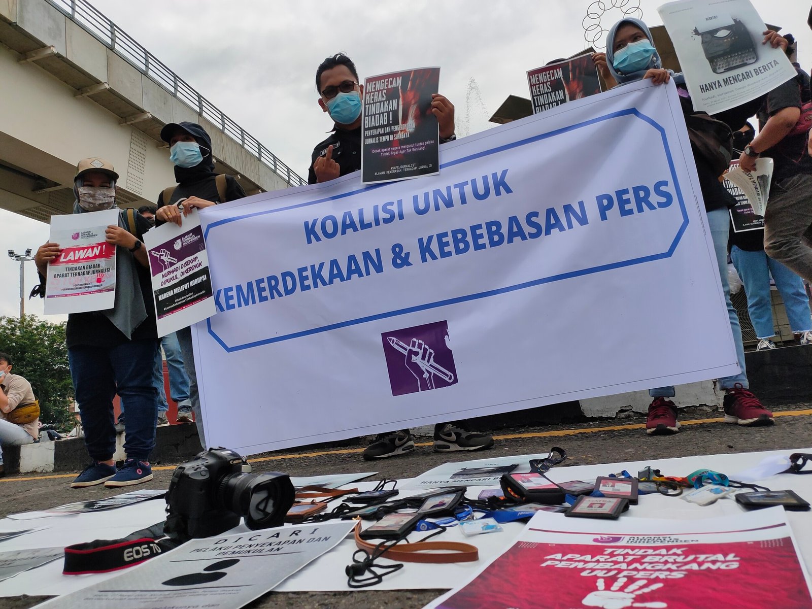 Para jurnalis turut serta dalam aksi damai di Bundaran Air Mancur (BAM) Masjid Agung Palembang (Mattanews.co)