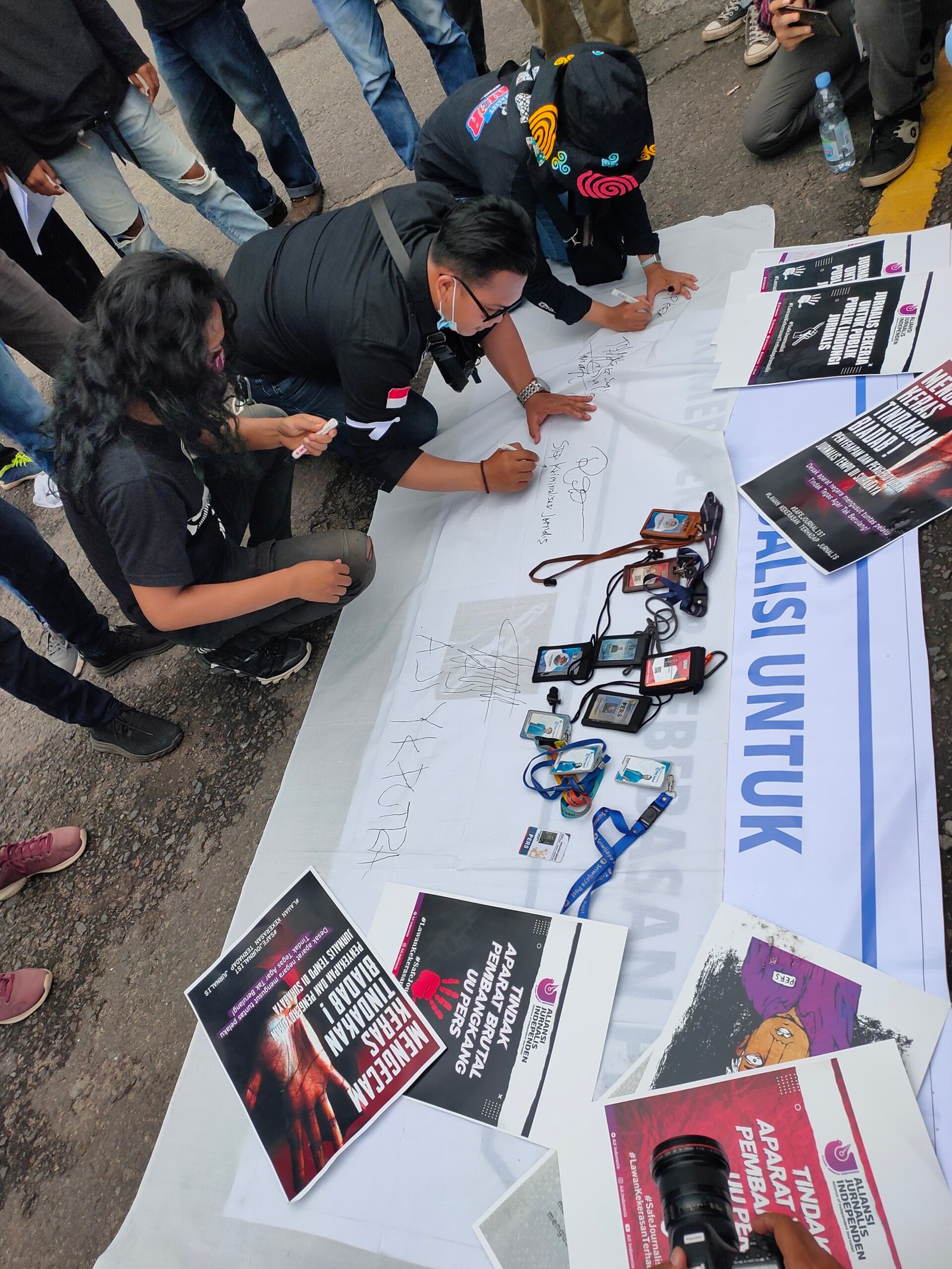 Para jurnalis turut serta dalam aksi damai di Bundaran Air Mancur (BAM) Masjid Agung Palembang (Mattanews.co)