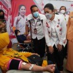 Feby Deru Jemput Bola ke UPTB Samsat Cukupi Stok Darah PMI