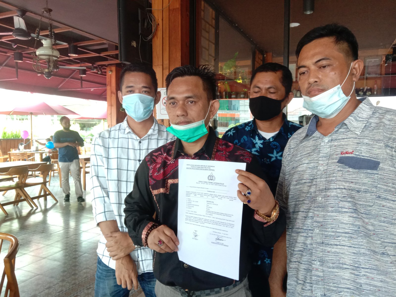 Bahara Eka bersama tim kuasa hukumnya, menunjukkan bukti laporan ke Polda Sumsel terkait penarikan paksa kendaraannya (Dede Febryansyah / Mattanews.co)