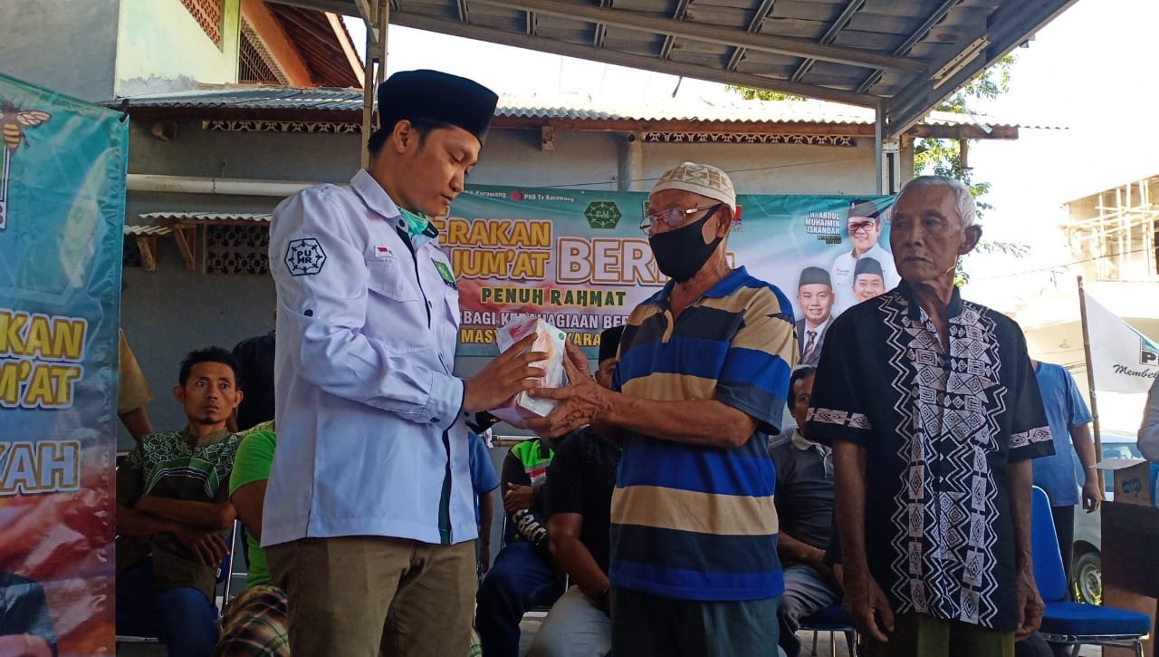 Dewan Pimpinan Cabang (DPC) Partai Kebangkitan Bangsa (PKB) Kabupaten Karawang berbagi rezeki di hari Jum’at.