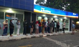 Takut Saldo Raib, Nasabah BRI Antri Panjang di ATM