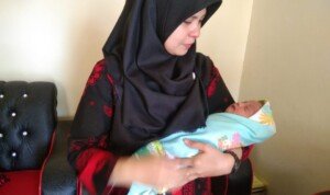 Tangisan di Subuh Hari Ungkap Penemuan Bayi Dalam Kardus di Tanah Datar