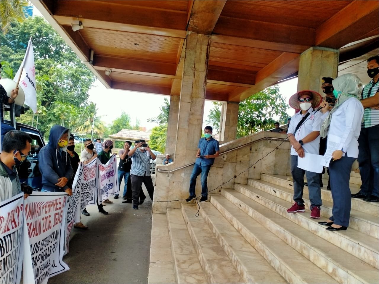 Sriwijaya Coruption Watch (SCW) kembali menggelar aksi dan meminta kepada DPRD Sumsel untuk memecat kepala Perum Bulog Sumsel, di Kantor DPRD Sumsel, Rabu (7/4/2021).