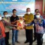 Kakanwil Kemenag Sulbar Bagikan Paket Sembako Kepada Penyintas Gempa di Mamuju