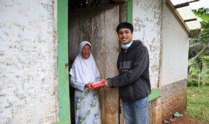 Karang Taruna Karya Bara Dusun Rancah Ciamis Bagi-Bagi Nasi Bungkus Gratis