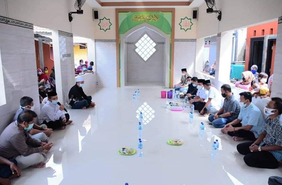 Wakil Bupati Karawang, H. Aep Syaepuloh SE meresmikan bangunan Mushola Nurul Amal di Kampung Kepuh Wareng, RT 02 RW 34 Kelurahan Nagasari, Kecamatan Karawang Barat, Sabtu (10/04/2021).