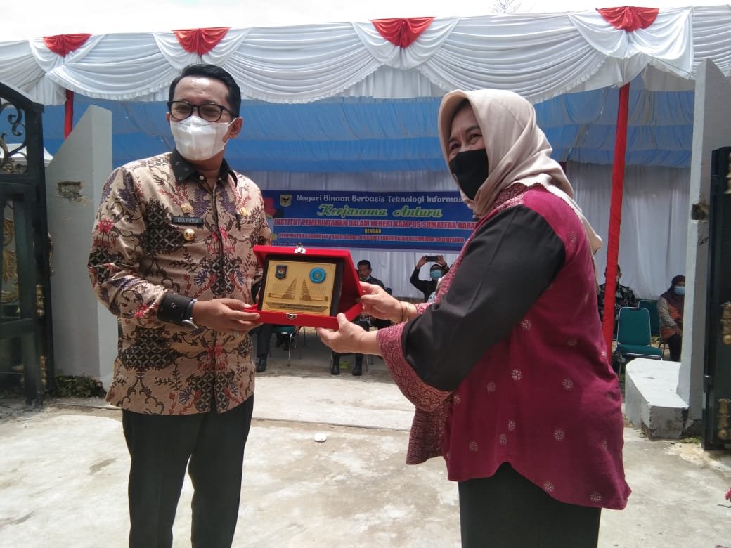 Penyerahan cinderamata dari Wakil Rektor IPDN Sumbar Defi Mulyati ke Bupati Tanah Datar Eka Putra (M Rafi / Mattanews.co)