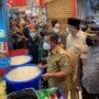 Wakil Bupati Karawang, H. Aep Syaepuloh, SE., melakukan inspeksi mendadak (Sidak) sejumlah pasar di Karawang menjelang datangnya bulan puasa.