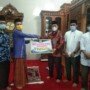 Penyerahan bantuan dari IAIN Batusangkar ke pengurus Maajid Ihsan Sungai Patai Tanah Datar Sumbar (M Rafi / Mattanews.co)
