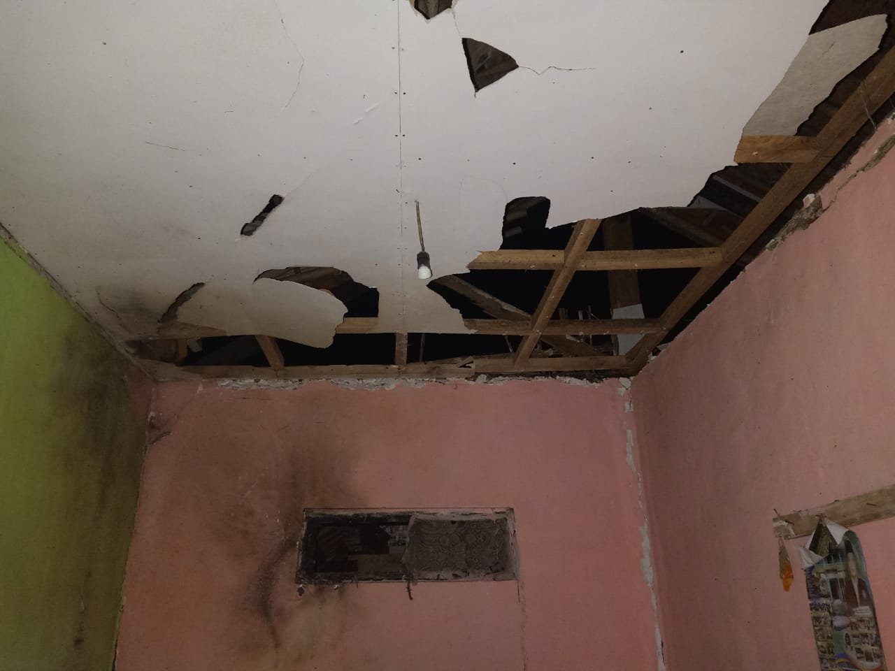 Rumah Oman, warga Dusun Bangunsari, RT 001 RW 012, Desa Sukamaju, Kecamatan Baregbeg, Kabupaten Ciamis, Jawa Barat (Jabar) yang mengalami kerusakan setelah tersambar petir (Kim / Mattanews.co)