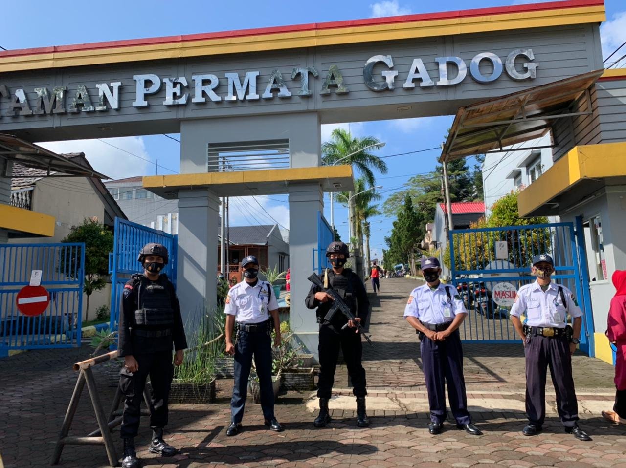Satuan Brimob Polda Jabar melalui Anggota Kompi 3 Batalyon B Pelopor yang dipimpin oleh Briptu Frans Yepi melaksanakan Patroli Harkamtibmas