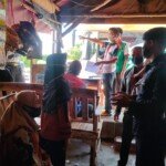 Personil Brimob Jabar Datangi Warga di Terminal Bayangan Cikopo