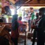 Briptu Dadan Jaelani melaksanakan giat patroli dan berikan himbauan tentang protokol kesehatan kepada para warga yang berada di sebuah warung sekitaran Terminal bayangan Cikopo Kabupaten Purwakarta pada Sabtu, (17/04/2021).