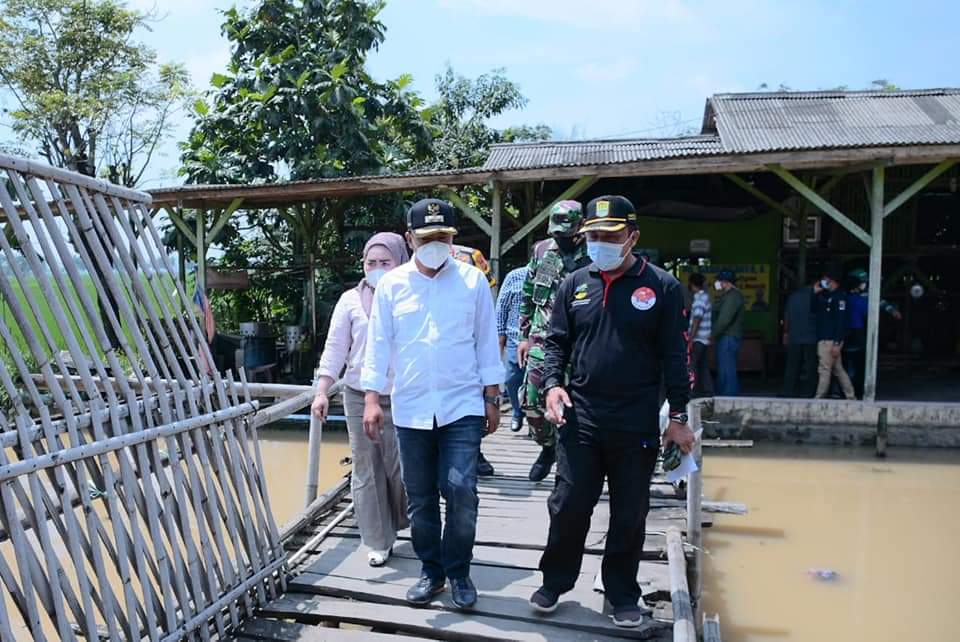 Wakil Bupati Karawang memimpin rapat rencana penyelesaian masalah kekeringan dan normalisasi irigasi Batujaya-Pakisjaya di Kecamatan Batujaya Karawang, Sabtu (17/04/2021).