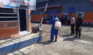 Cegah Penyebaran Covid-19, Brimob Jabar Lakukan Penyemprotan Cairan Disinfektan di Gudang Bulog Cianjur