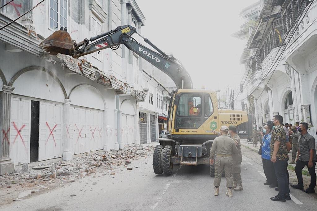 Bangunan yang tidak mengantongi IMB langsung dirobohkan oleh Pemkot Medan (Tison Sembiring / Mattanews.co)