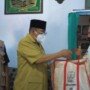 Wako Blitar Santoso menyerahkan bantuan ke warga yang menjadi korban gempa di Blitar Jatim (Robby / Mattanews.co)
