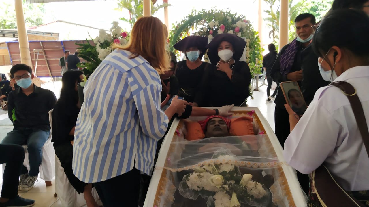 Pengurus SMSI Sumut Karo dan teman satu media almarhum saat memberikan penghormatan terakhir di jambur Tamsaka Medan Sumut (Tison Sembiring / Mattanews.co)