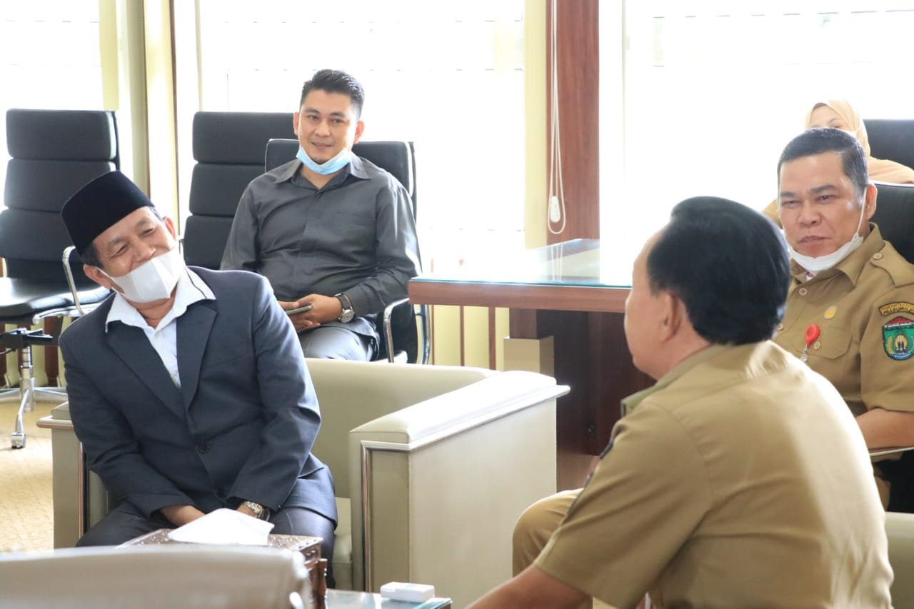 Wali Kota (Wako) Prabumulih Ir. H. Ridho Yahya, MM menerima Audiensi Ma'had Himmatuna (Sekolah Islam SMP dan SMA Terpadu Khusus Putra) dengan Pemerintah Kota (Pemkot) Prabumulih, bertempat di Ruang Kerja Wako, Selasa (20/4/ 2021).