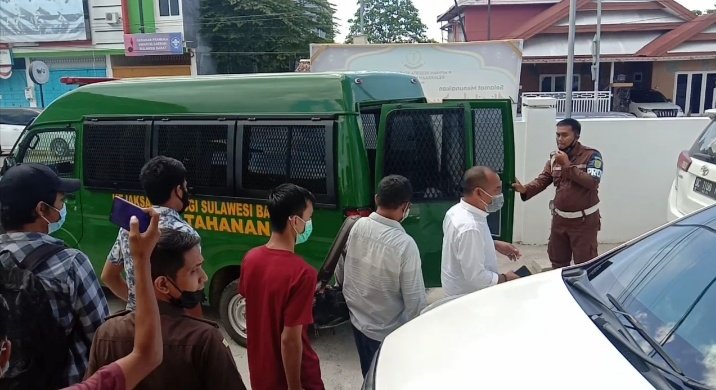 Kejaksaan Negeri (Kejari) Mamuju menahan kelima pelaku yang diduga melakukan pengeroyokan korban bernama Hj. Syar di jalan Achmad Kirang atau depan pendopo rujab Wakil Bupati Mamuju, pada (1/11/2020).